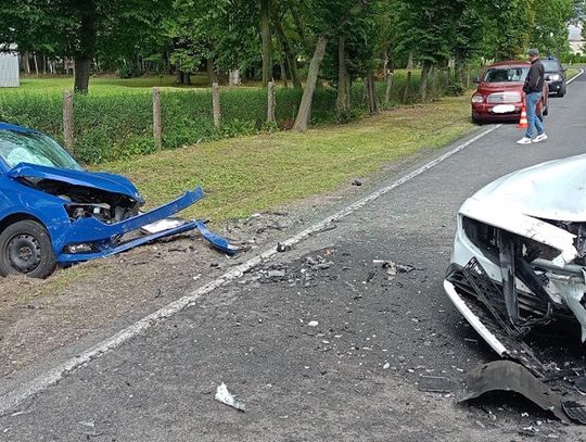 Czołowe zderzenie volvo i samochodu nauki jazdy. Cztery osoby zostały zabrane do szpitali