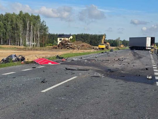 Czołowe zderzenie z ciężarówką. 33-letni kierowca Volkswagena zginął na miejscu