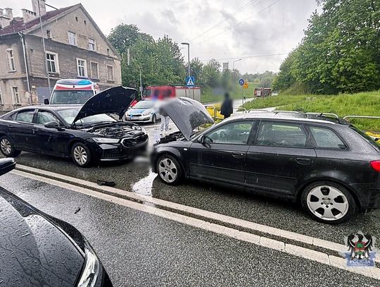 Czołowe zderzenie z poszukiwanym uciekinierem. Niewinna kobieta ucierpiała przez pirata