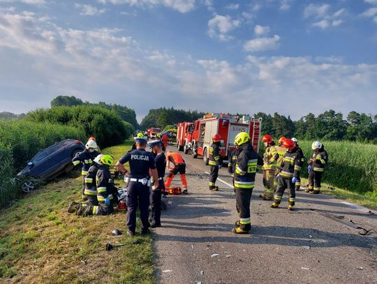 Czołówka busa i osobówki. 10 osób rannych, kierująca wydmuchała 4 promile [FOTO]