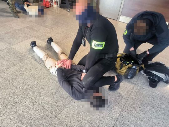 Czterech Szwedów zglebowanych na lotnisku. Grożąc nożem, okradli Norwega