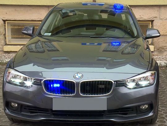 Czterech typków w BMW udawało policjantów i zatrzymywało auta. Kierowca pijany, w bagażniku dragi