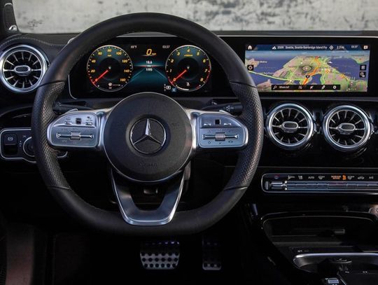 Czterej mężczyźni zatrzymani za próbę kradzieży mercedesa. Próbowali wciągnąć auto na lawetę