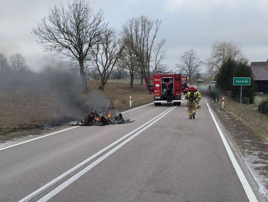 Czterokołowiec zapalił się w trakcie jazdy. 88-letni kierowca w ostatniej chwili wydostał się z auta