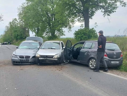 Cztery auta rozbite, sześć osób rannych. Dramatyczne sceny na drodze powiatowej