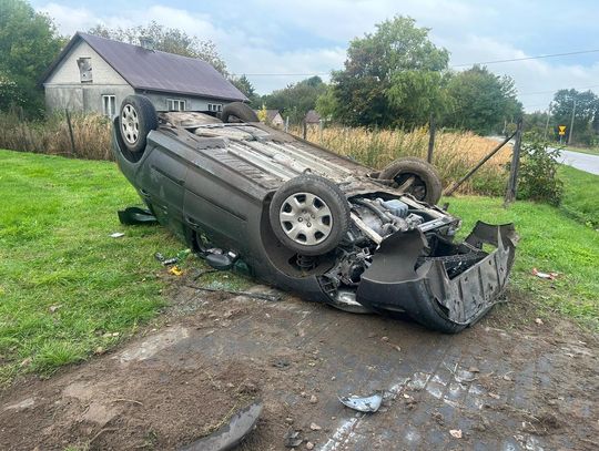 Dachował na wiejskiej drodze. Kierowca tłumaczył, że to wina jelenia