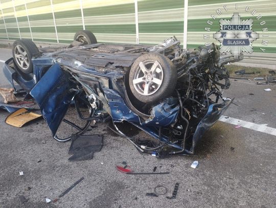 Dachowanie BMW na autostradzie A1. 21-letni kierowca został zabrany do szpitala [FOTO]