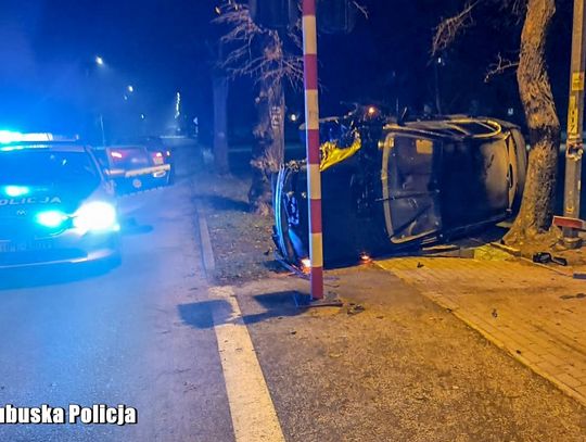 Dachowanie BMW na przejeździe kolejowym. Pijany kierowca porzucił auto i próbował uciec [FOTO]