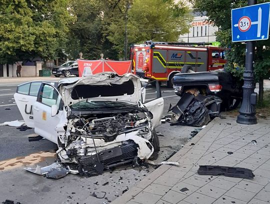 Dachowanie BMW po czołowym zderzeniu z Toyotą. Życia pasażerki nie udało się uratować