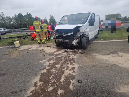 Dachowanie busa na autostradzie A4. W wypadku zginęła 47-letnia pasażerka, kierowca jest ranny