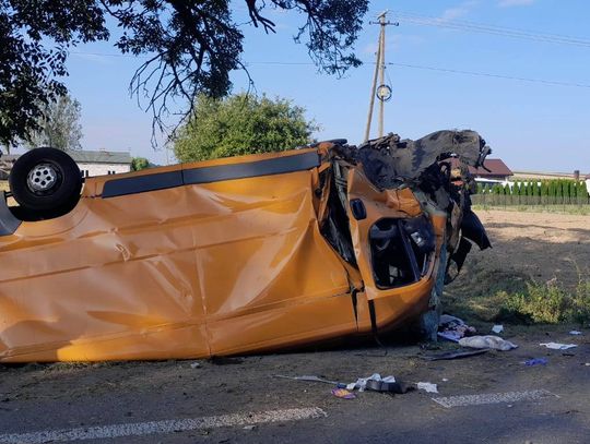 Dachowanie busa na krajowej 17. Na miejscu lądował śmigłowiec Lotniczego Pogotowia Ratowniczego