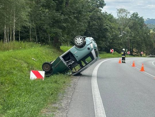 Dachowanie czterokołowca w rowie. Kierująca nie miała uprawnień ani ubezpieczenia