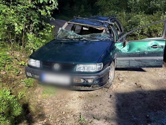 Dachowanie osobowego Volkswagena. Cztery osoby jechały na dachu, jedna zginęła