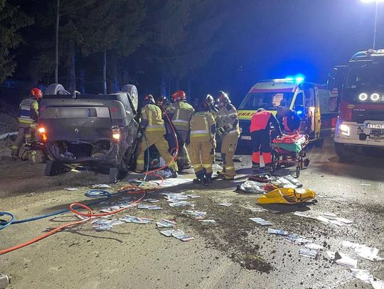 Dachowanie pijanego 21-latka. Strażacy rozcinali wrak, by wyciągnąć uwięzionego kierowcę