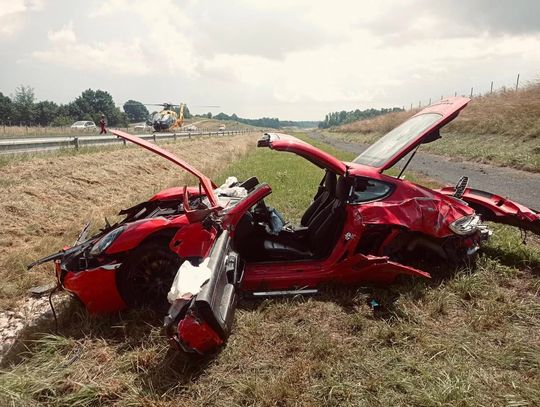 Dachowanie Porsche Cayman na drodze ekspresowej S19. Dwie osoby ranne, w tym jedna w stanie ciężkim
