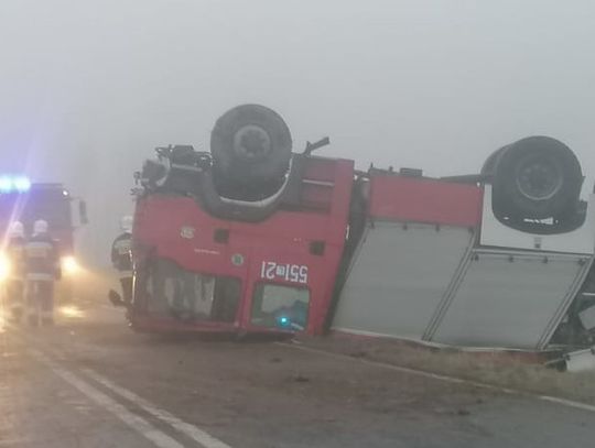 Dachowanie wozu strażackiego w drodze do pożaru. Trzech ratowników trafiło do szpitala