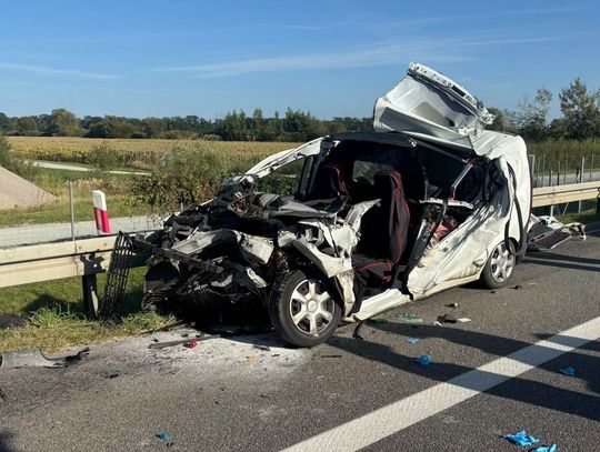 Dacia uderzyła w naczepę ciężarówki. 25-letni kierowca zginął, pasażer trafił do szpitala