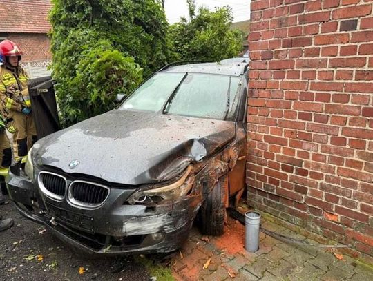 Dał się przejechać pijanej koleżance i od razu pożałował. Dziewczyna rozbiła mu BMW