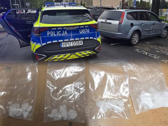Dali mu sygnał do zatrzymania, wtedy wyrzucił coś przez okno. Mężczyzna odpowie nie tylko za narkotyki