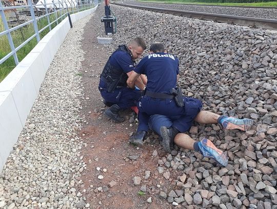 Demolował dworzec, gdy przyjechali policjanci rzucił się na nich z kamieniem