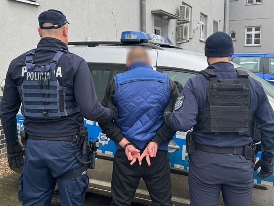 Demolował sklep i go okradł. Wybiegł z łupem, ale został zatrzymany przez budowlańca Demolował sklep i go okradł. Wybiegł z łupem, ale został zatrzymany przez budowlańca