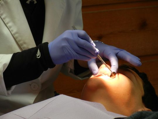 Dentysta dopisywał pacjentom dodatkowe zabiegi na NFZ. Wyłudził ponad 300 tysięcy