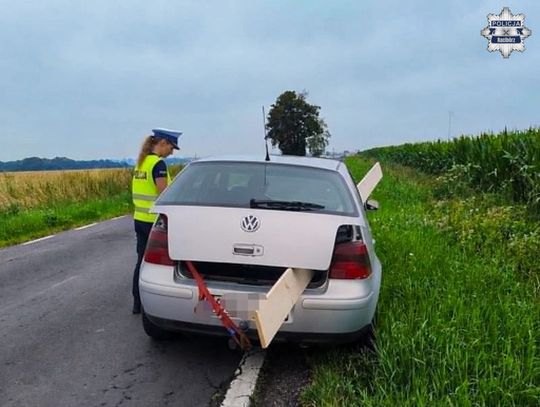 Deska wystawała z Golfa jednocześnie przez bagażnik i okno. Kierowca powiedział, że nie miał innego wyjścia