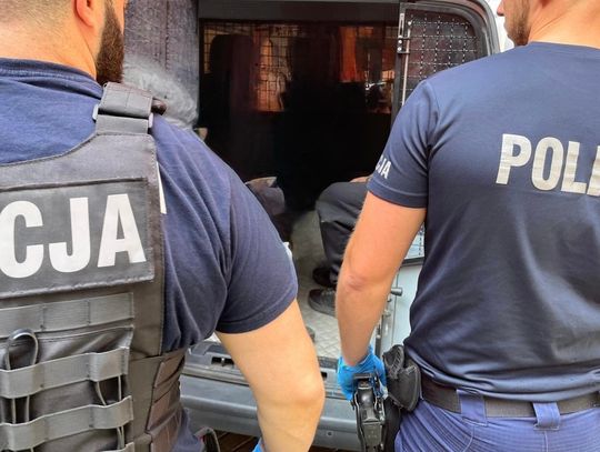 Desperacka próba poszukiwanego 25-latka. Uciekając przed policjantami wskoczył do rzeki