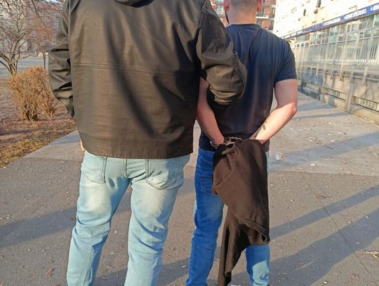 Desperacka próba ucieczki przed wyrokiem. Wyrzucił narkotyki przez balkon pod nogi kryminalnych