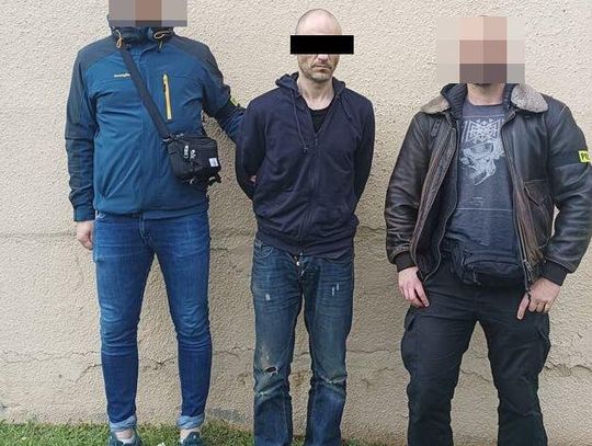 Desperacka ucieczka poszukiwanego 43-latka. Przez okno wyszedł na dach kamienicy