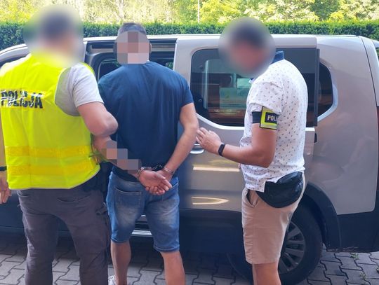 Diler chodził po mieście z towarem i popijał alko z butelki. Prosił się o problemy i teraz siedzi za kratami