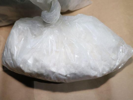 Diler chował narkotyki w cudzym aucie. Policjanci z psem znaleźli blisko 1,5 kg towaru