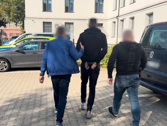 Diler miał kontener, który służył mu za magazyn. Policjanci zatrzymali 22-letniego mężczyznę