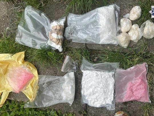 Diler miał magazyn w altance działkowej. Podczas nalotu kryminalni przejęli 3,5 kg narkotyków Diler miał magazyn w altance działkowej. Podczas nalotu kryminalni przejęli 3,5 kg narkotyków
