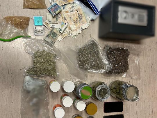 Diler miał w mieszkaniu ponad kilogram narkotyków. Był agresywny i nie chciał wpuścić policjantów