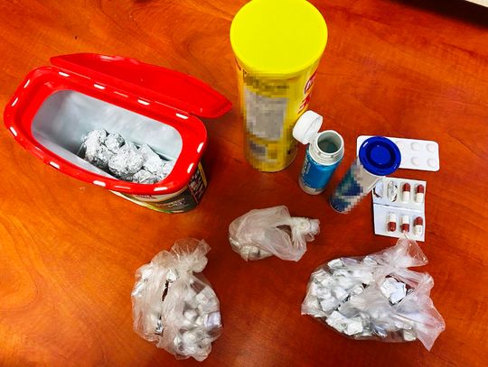 Diler miał zakaz pojawiania się w rejonie. Kryminalni zatrzymali go i znaleźli narkotyki w śniegu