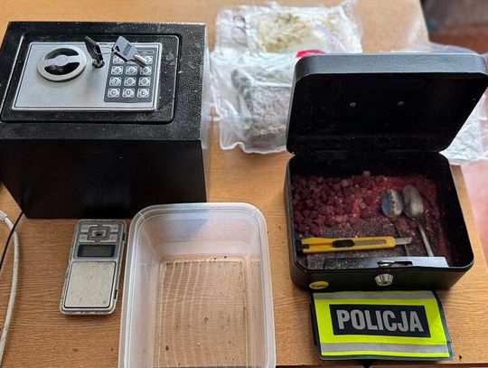 Diler nabierał narkotyki łyżką z zamykanej kasetki. Miał też sejf, w którym trzymał zapas towaru