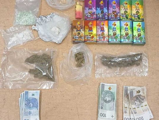 Diler nie wiedział, że obserwują go kryminalni. Weszli do akcji chwilę po transakcji narkotykowej