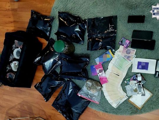 Diler nie wiedział, że obserwują go policjanci. Wpadł na gorącym uczynku wraz z 18-letnim klientem