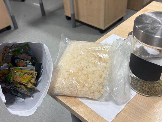 Diler nie wiedział, że policjanci się na niego szykują. Zaskoczyli go w samochodzie przed domem