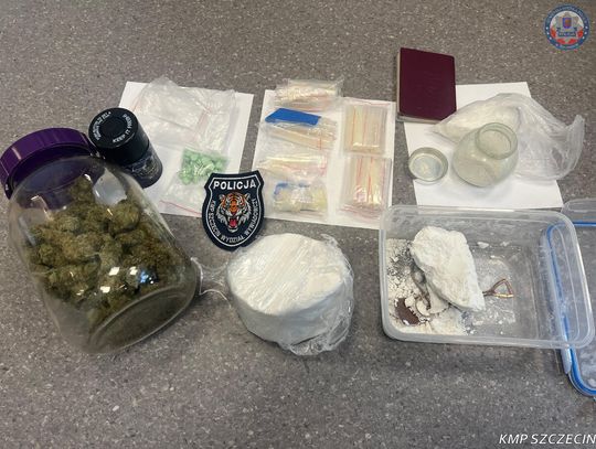 Diler pomylił policjantów z klientami. Otworzył im bramę i zapytał czego potrzebują