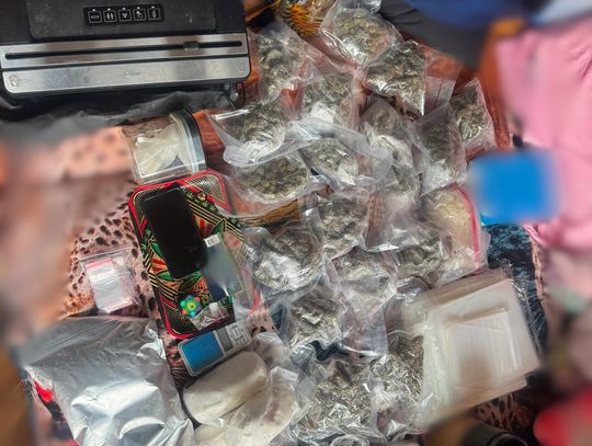 Diler przechowywał narkotyki u kobiety. W czasie nalotu 31-latka od razu go wsypała