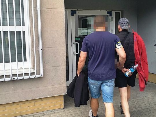 Diler-recydywista zatrzymany z "czujką" i dwoma klientami. Towar chował pod przyczepą kempingową