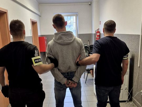 Diler siedział z ziomkiem, gdy w wpadli kryminalni. Odpowie udzielanie mu narkotyków i posiadanie znacznej ilości