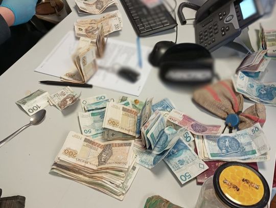 Diler stracił 5 kilo towaru i sporo kasy. Policja zrobiła mu wjazd na chatę