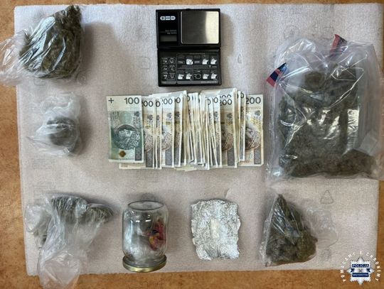 Diler stracił towar, pieniądze i wolność. Policja przeszukała jego mieszkanie