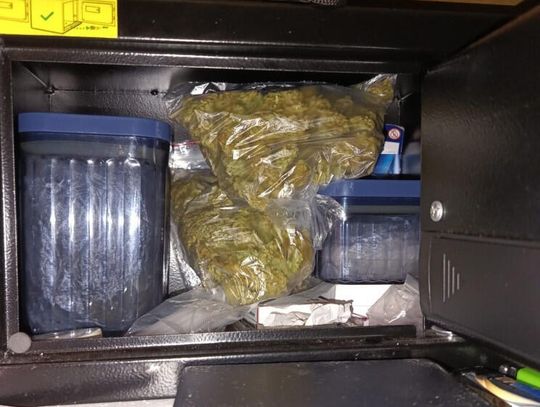 Diler trzymał narkotyki w sejfie. Były poporcjowane i gotowe do sprzedaży Diler trzymał narkotyki w sejfie. Były poporcjowane i gotowe do sprzedaży