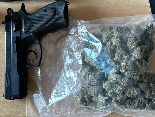 Diler trzymał towar na kilku adresach. Policjanci znaleźli ponad 200 gramów różnych narkotyków i dwa pistolety