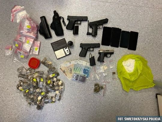 Diler trzymał w szafie wszystkie swoje skarby. Policja znalazła dużo amfetaminy, broń i pieniądze