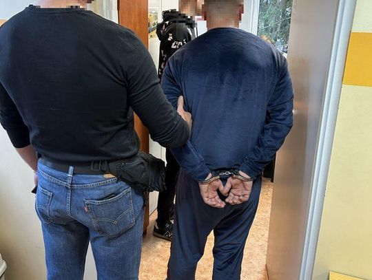 Diler uciekał policji na hulajnodze z torbą pełną narkotyków. Wjechał do klatki schodowej i próbował się schować